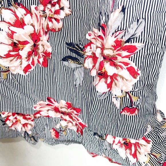 New Look Black And White Floral Off The Shoulder Striped Romper - Picture 3 of 9